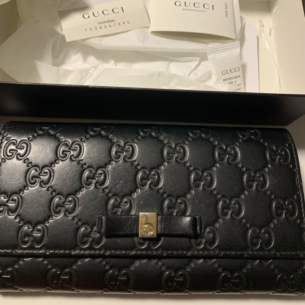 Gucci women’s guccissima black wallet with leather bow